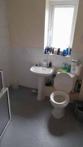 Hertfordshire Home Near Train Station Large Kitchen Wet Room