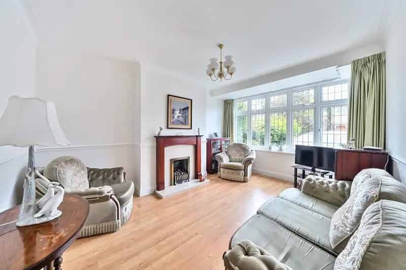 Three Bedroom Semi-Detached House Near Lea Valley Academy