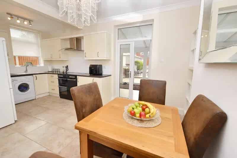 3 Bedroom Family Home Semi Detached House with Garage and Garden