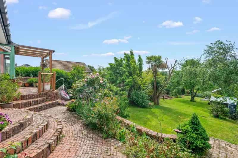 5 Bed House for Sale with Pool and Garden