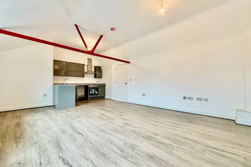 2 Bed Modern Warehouse Apartment Near Ware Station