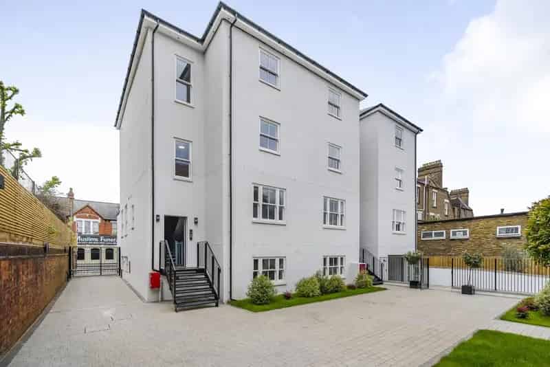 3-Bedroom Apartment Near Tooting Common
