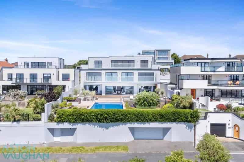 6 Bedroom Detached House with Sea Views and Luxury Amenities