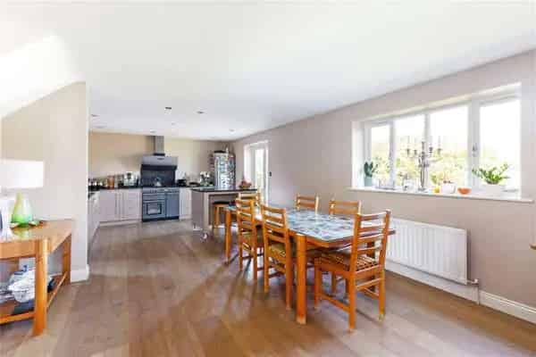 Cotswold Stone Family Home Ample Parking and Garden