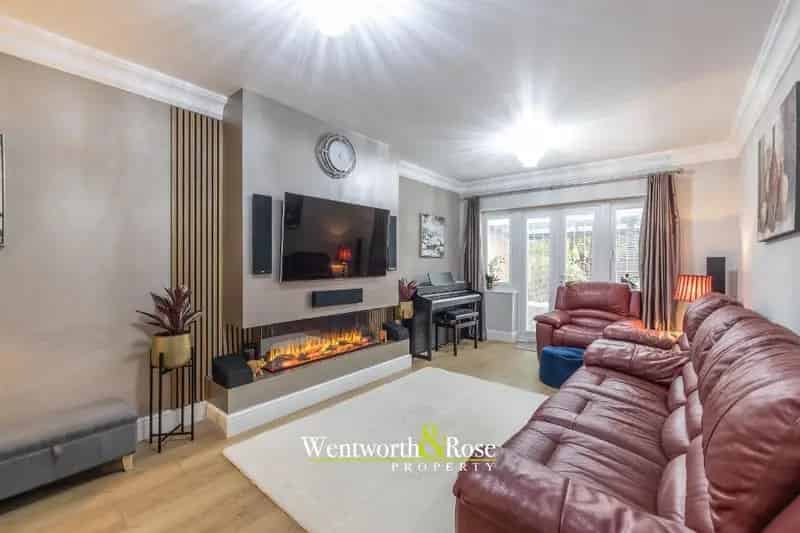 4 Bedroom Detached House for Sale Middle Park Drive