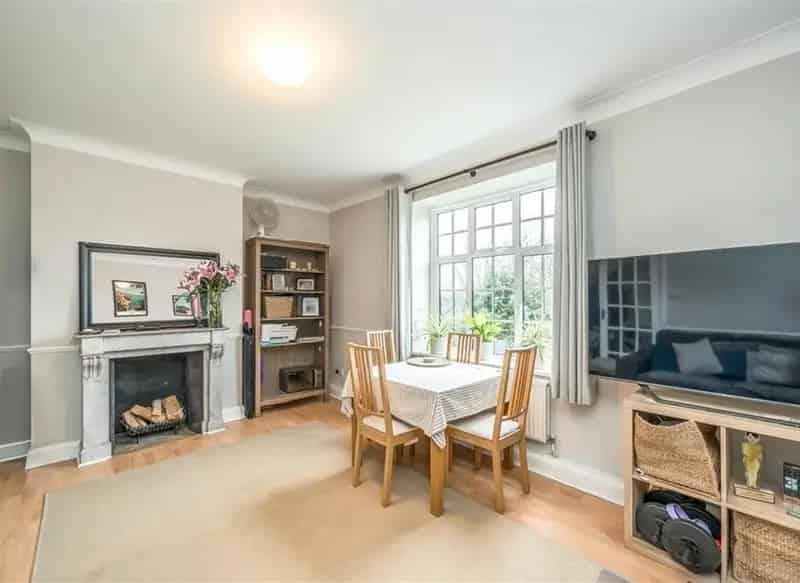 2-Bed Georgian Mansion Apartment  Communal Garden Parking Chain Free