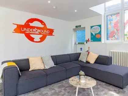 Premium Twin Studio London 30m2 Students Ensuite WiFi Kitchenette