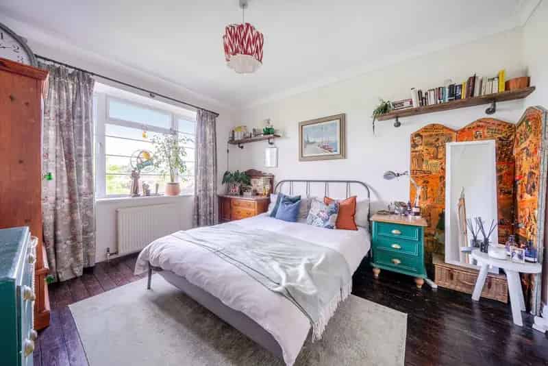 One Bedroom Art Deco Flat near Raynes Park Station