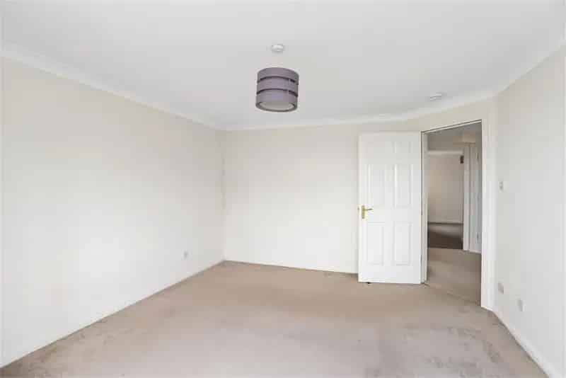 2 Bed Flat - Second Floor with 1 Reception Room