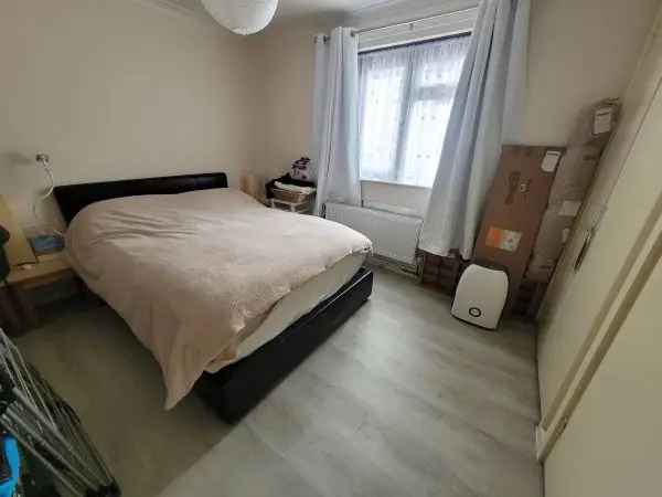 Flat For Rent in Arun, England