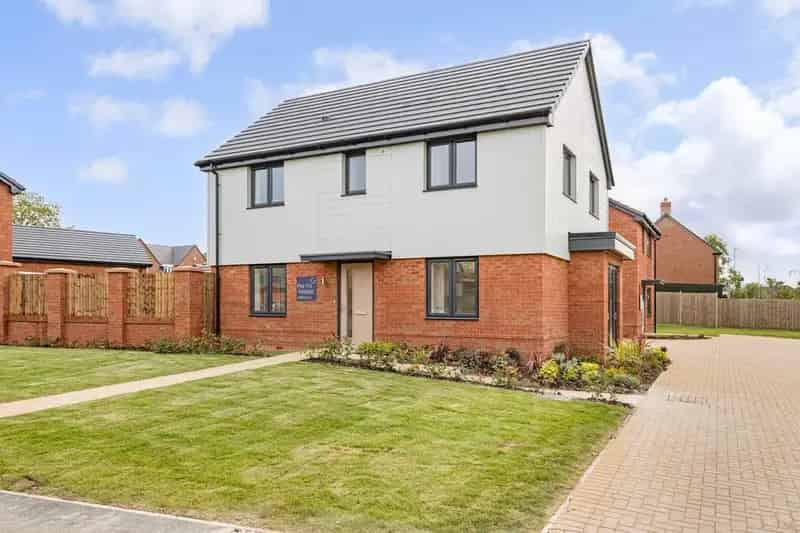 3 Bedroom Detached House for Sale in Leckhampton