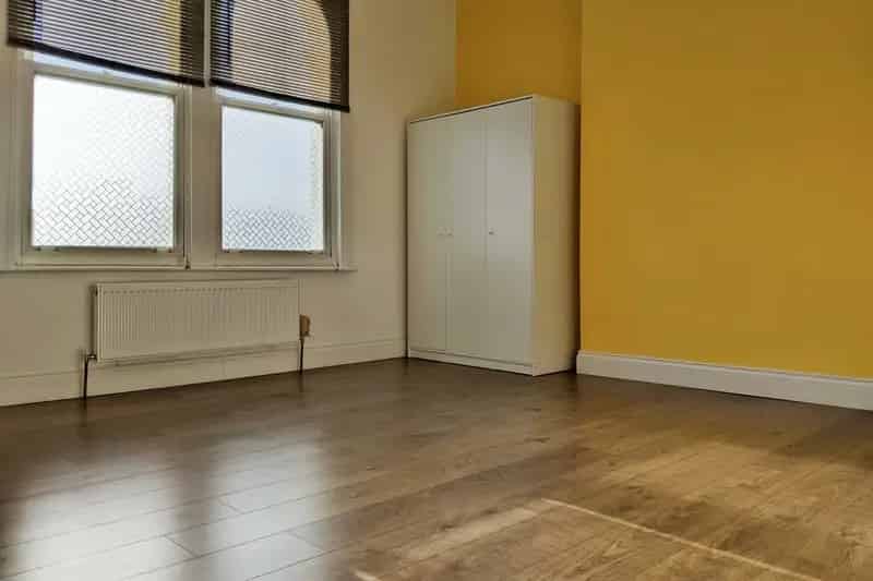 Furnished Room with Ensuite Private Shower Room Bills Included