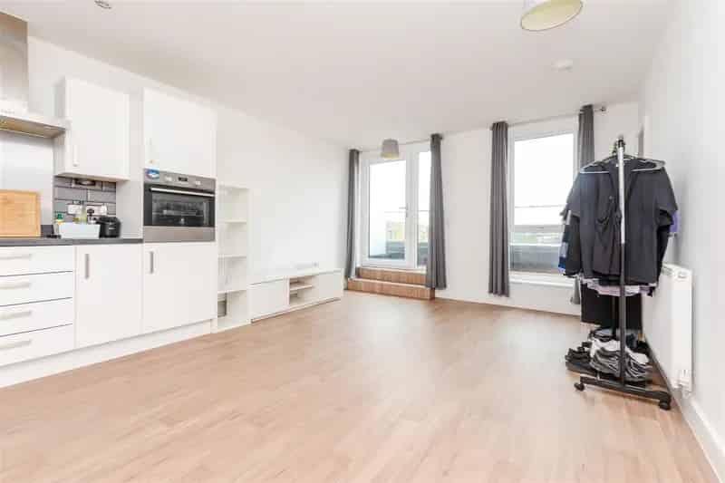 2 Bedroom Flat for Sale Top Floor Apartment with Balcony and Parking