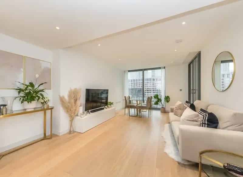 Landmark Pinnacle One Bedroom Home with River and Canary Wharf Views