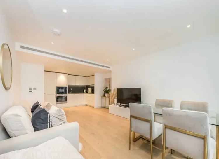 One Bedroom Home in Landmark Pinnacle with River and Canary Wharf Views