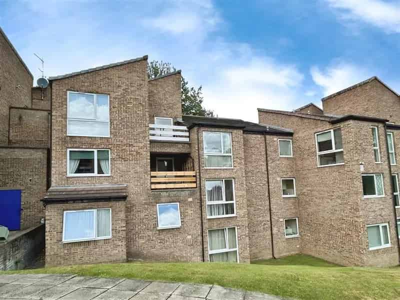 2 Bedroom Flat for Sale Near Frizinghall Station