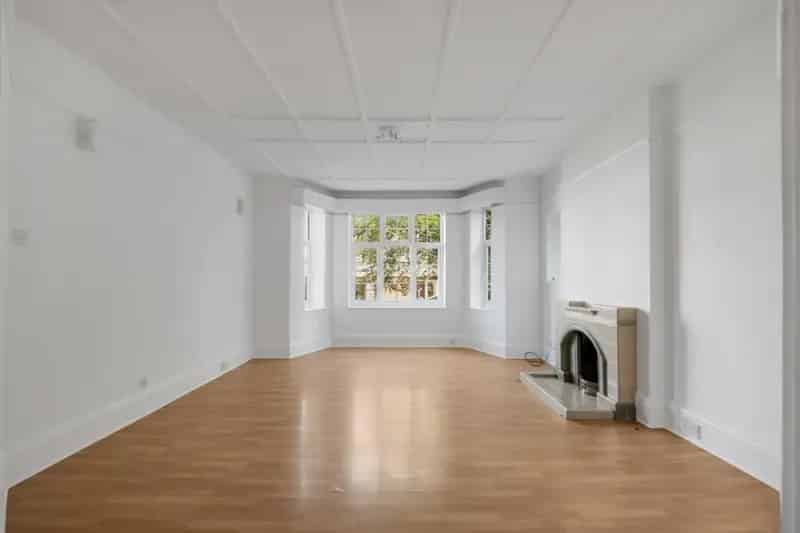 2-Bed Flat 727 sq ft Mansion Block  -  Share of Freehold