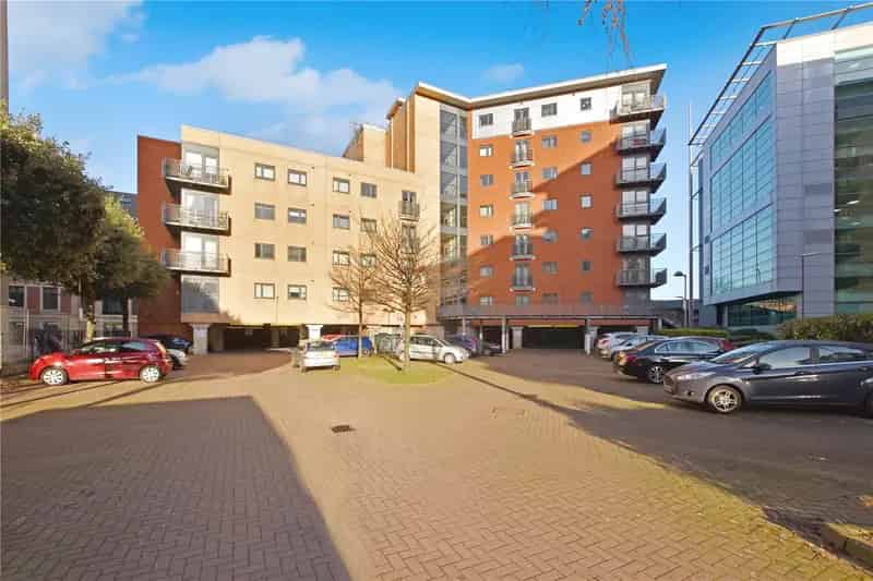 One Bedroom Apartment Near Leeds Station - Part Furnished
