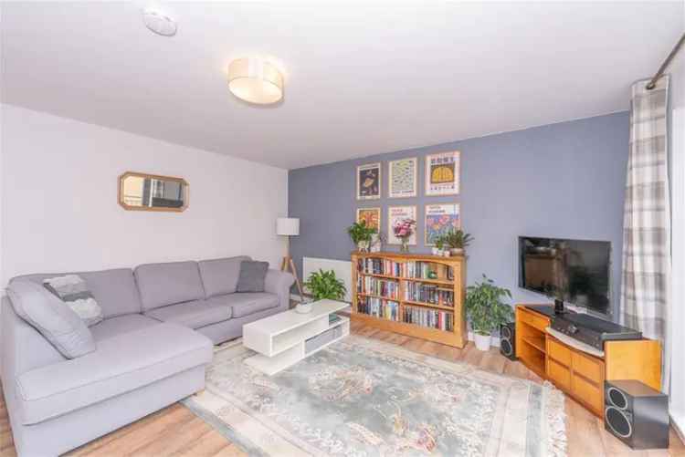 2 Bed Flat First Floor 1 Reception Room Modern Development