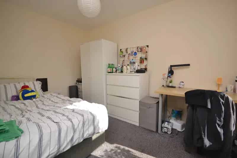 6 Bedroom Terraced House to Rent Near Town Centre and Hospital