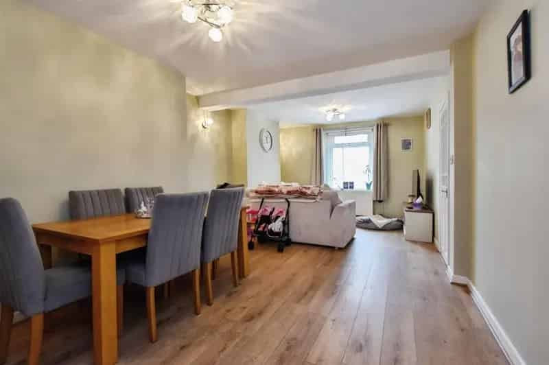 3 bedroom end of terrace house