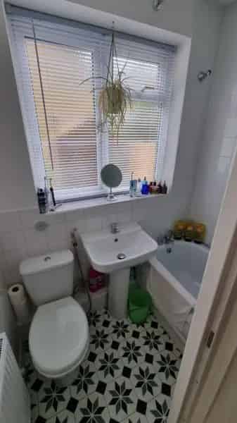 Ground Floor Maisonette with Gardens High Ceilings and Bay Windows