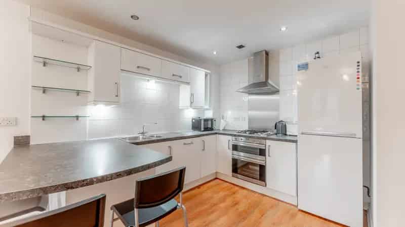 Modern 1-Bedroom Apartment in Glasgow City Centre Near Universities
