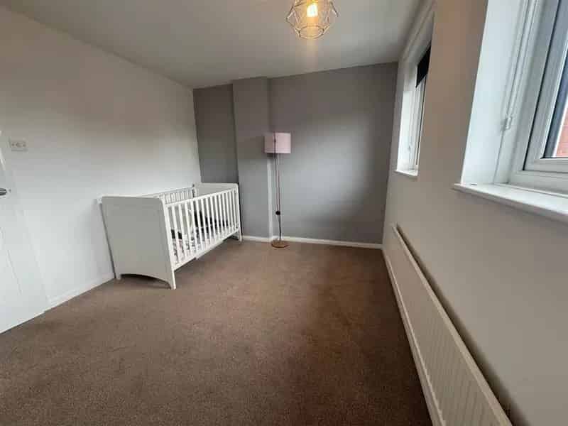 Two Double Bedroom Extended Family Home Near Ashmeadschool