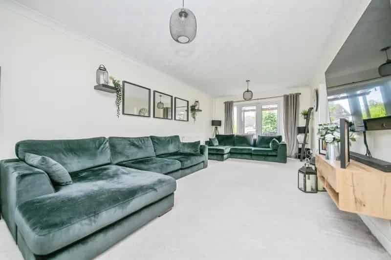 4 Bedroom House with Open Plan Kitchen Diner and South East Facing Garden