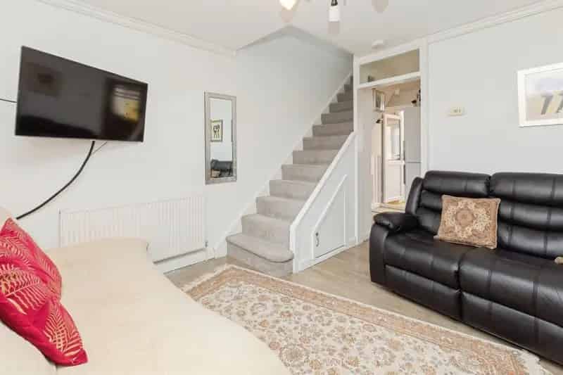 One Bedroom Freehold House in Cleveland Park with Conservatory and Parking