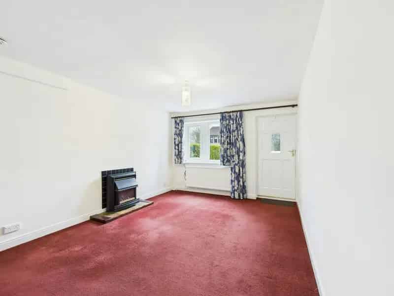 2 Bed End Townhouse Near Town Centre