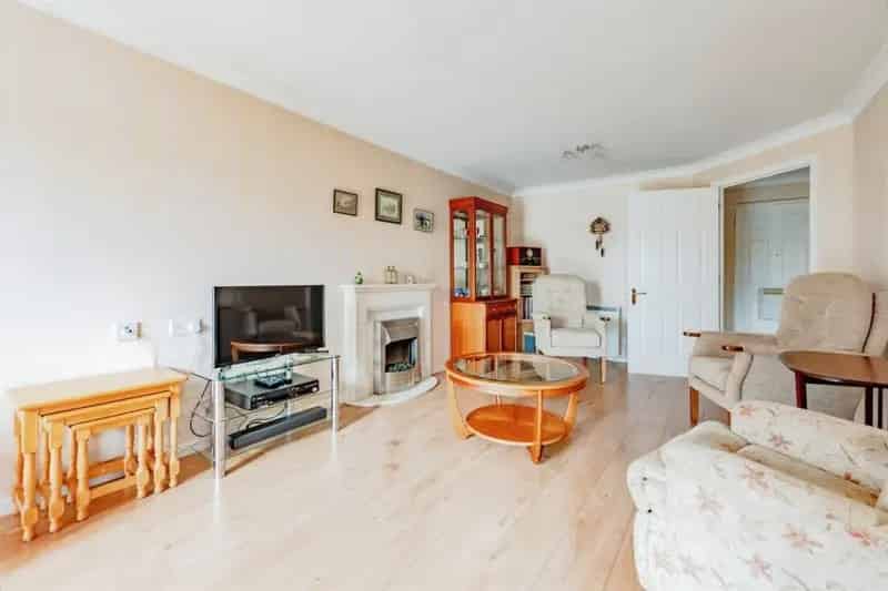 Modern Retirement Apartment near Town Centre