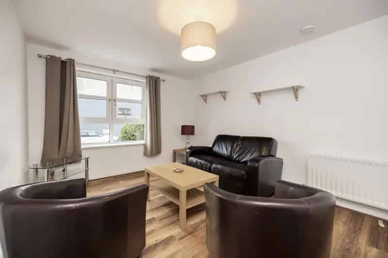 Two Bedroom Apartment Near City Centre with Residents Parking