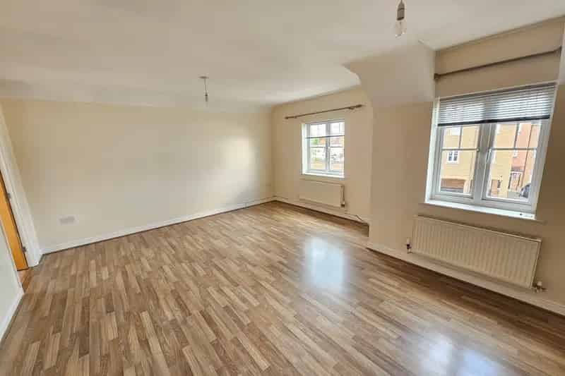Two Bedroom Flat Aylesbury Town Centre Parking En-Suite