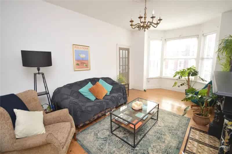 Two Bedroom Terrace House Near M62 M1 Motorways