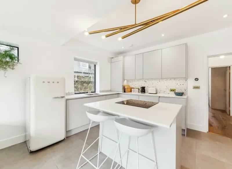 2 Bedroom Flat Ealing  Refurbished Ground Floor Garden Access