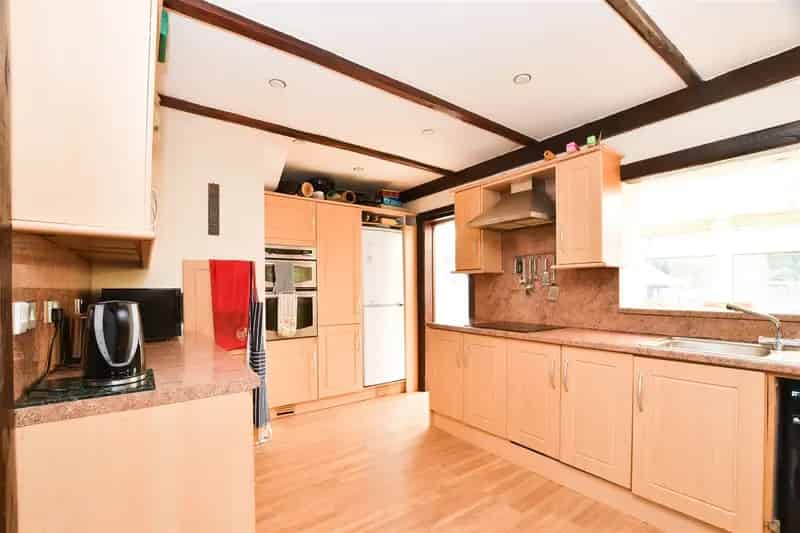 3 Bedroom Semi-Detached House For Sale Near Schools and Trains