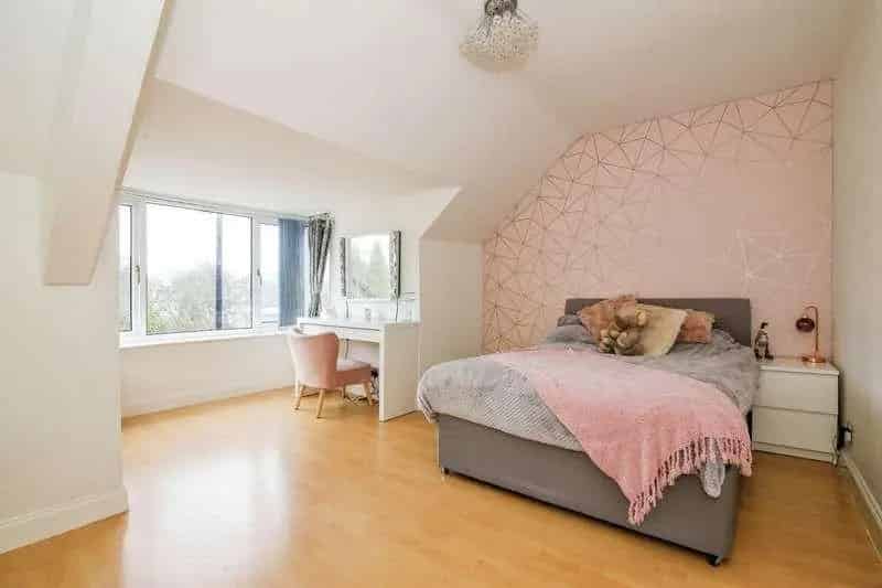 5 bed house for sale