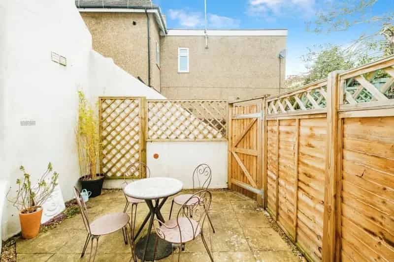 3 Bed House Richmond Road Worthing Character Features Modern Kitchen