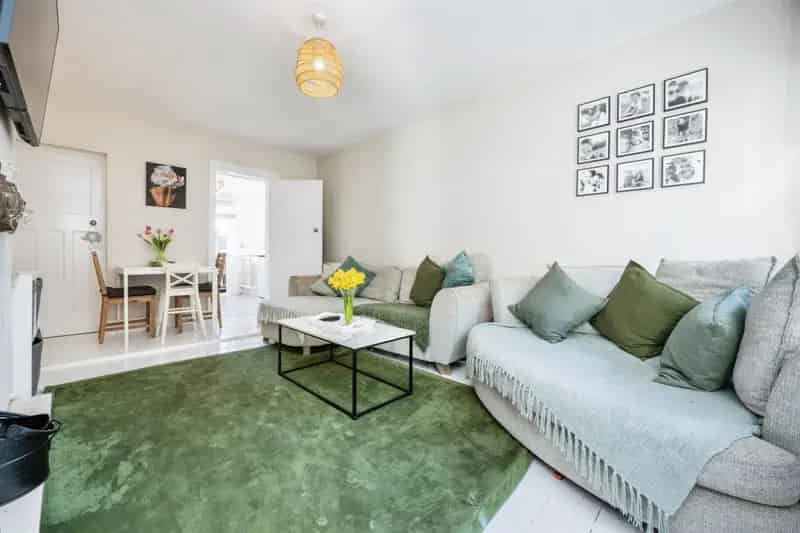 Woburn Sands Two-Bedroom Cottage Near High Street