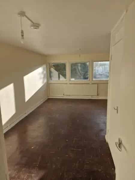 House Close to School Bus Stop with Upstairs and Downstairs in Quiet Area