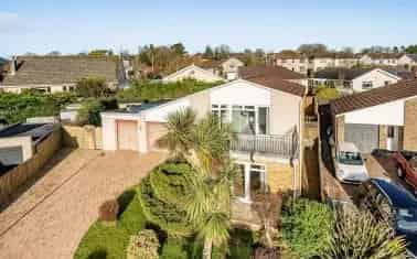 Spacious 3/4 Bed House with 2 Garages Near A30