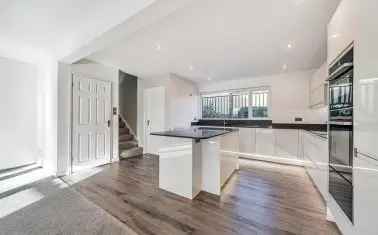 Spacious 3-4 Bedroom House with 2 Garages Near A30