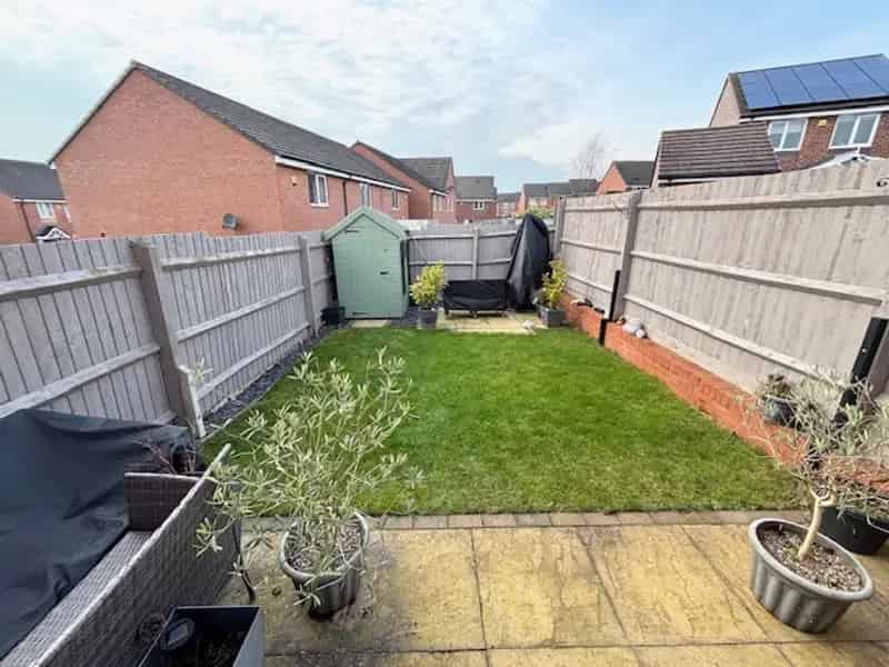 2 Bedroom End Terrace House For Rent