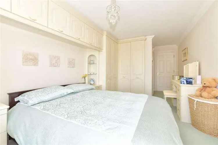2 Bed Flat for Sale in Nutfield Ridge