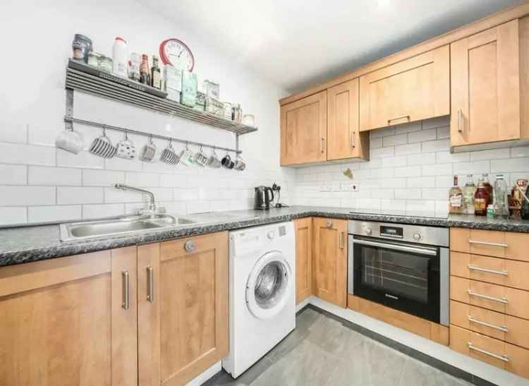 Modern 2-Bedroom Flat with Private Terrace Near Clapham South