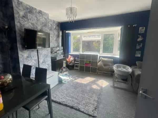 First Floor 2 Kingsize Bedroom House with Large Garden and Potential 3rd Bedroom