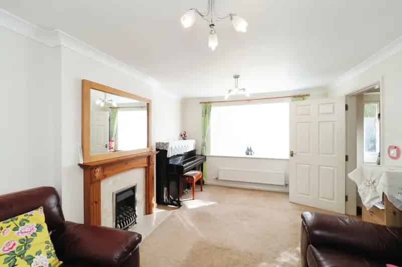 Six-Bedroom Family Home Loughborough - Garage Ample Parking