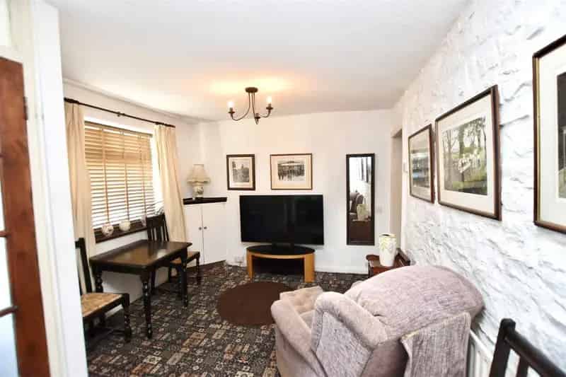 Charming End-Terraced Cottage Near Schools and Motorway