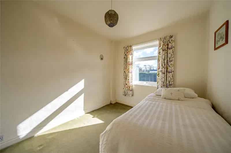 Three Bedroom End Terrace House with Garden and Parking